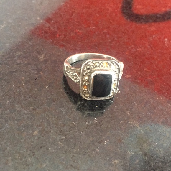 Vintage Sterling Silver Ring with Black Stone - Picture 2 of 5